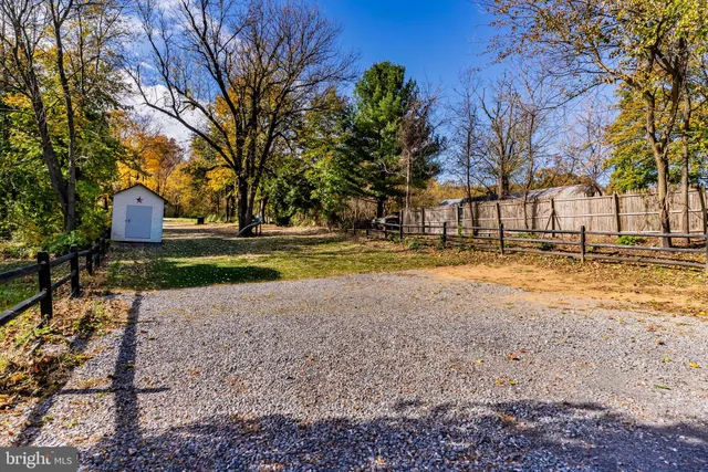 a view of yard with green space