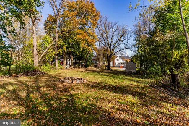 a view of a small house in the back yard