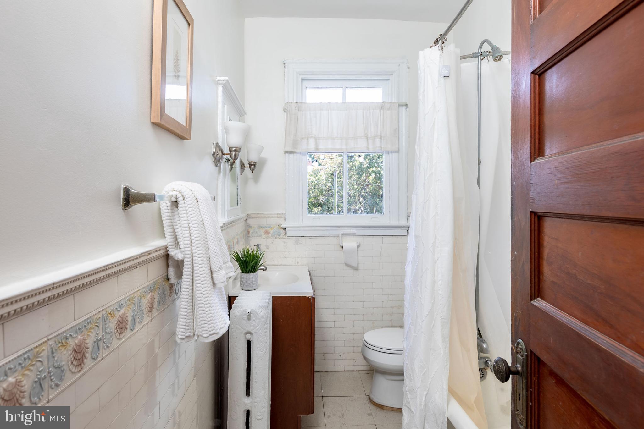 1812 Park Road Northwest Washington, DC 20010 - Photo 17 of 32 Full Bathroom