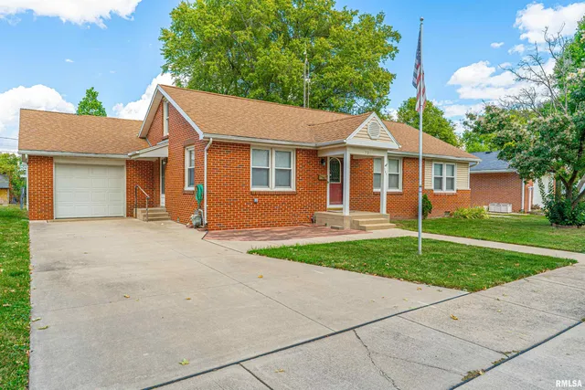 $145,000 | 701 West Adams Street, Clinton, IL 61727