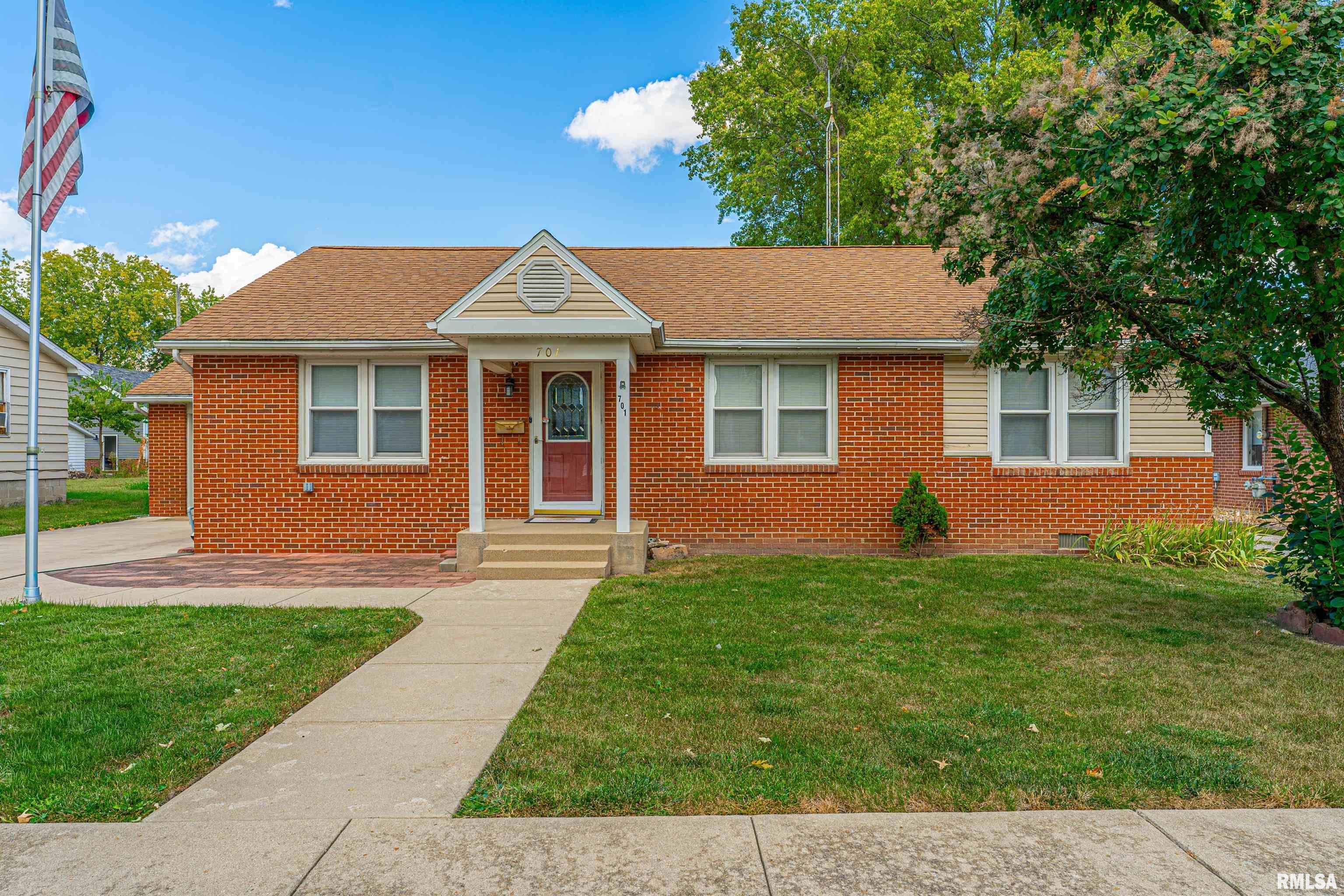 701 West Adams Street Clinton, IL 61727 - Photo 2 of 27