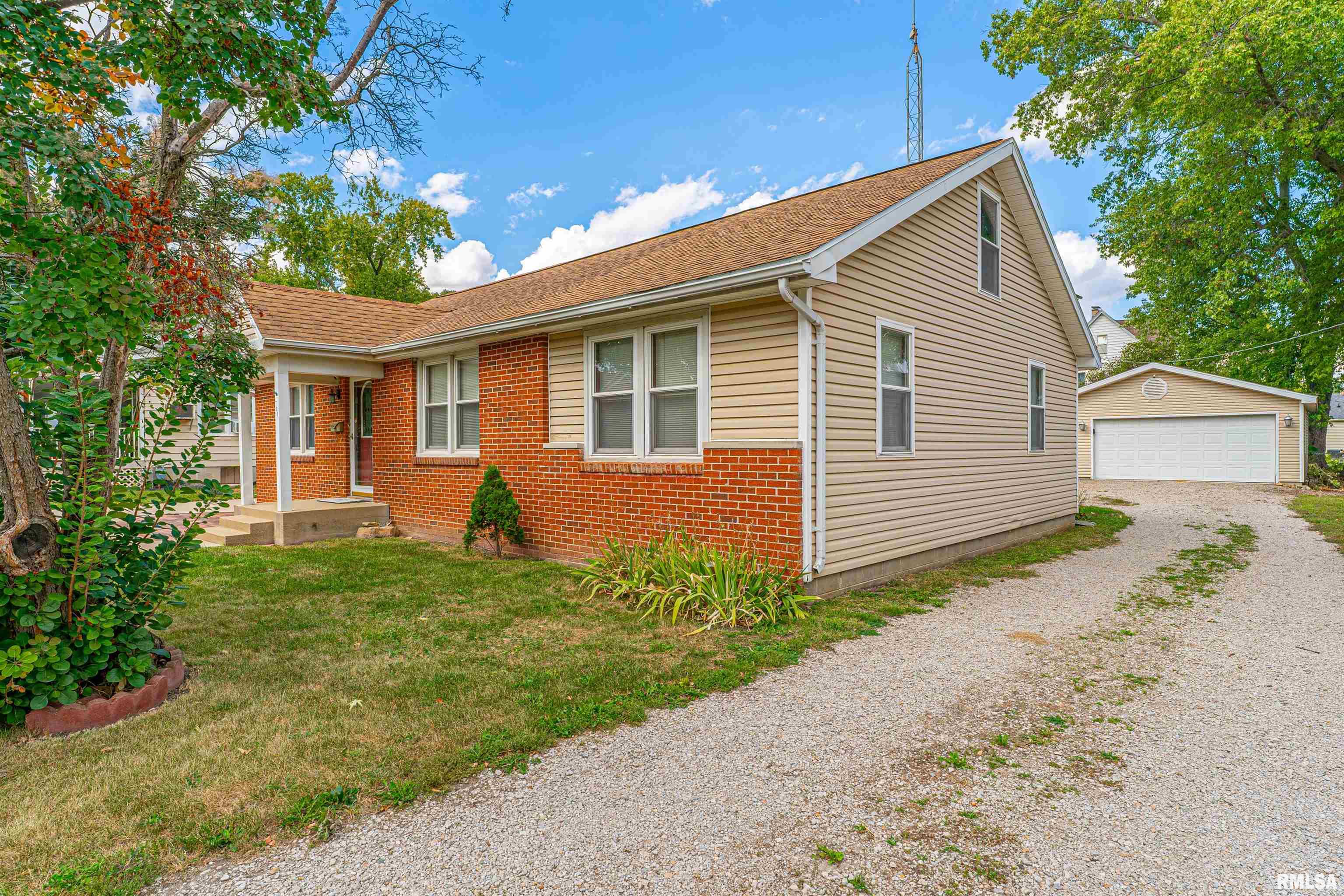 701 West Adams Street Clinton, IL 61727 - Photo 3 of 27