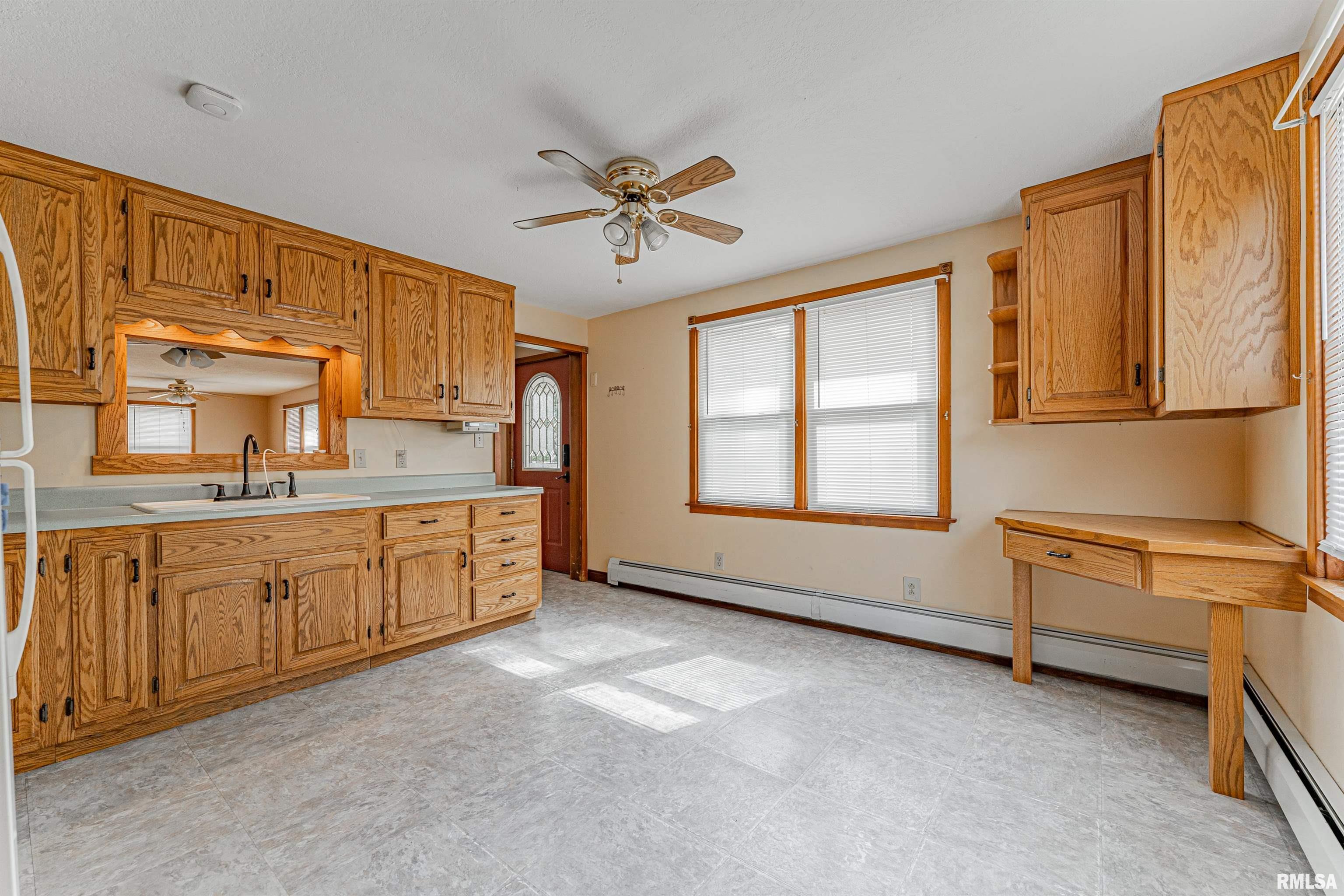 701 West Adams Street Clinton, IL 61727 - Photo 9 of 27