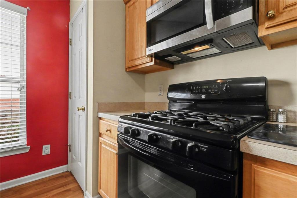 304 Allegheny Avenue Dallas, GA 30132 - Photo 9 of 30 a close view of stove top oven