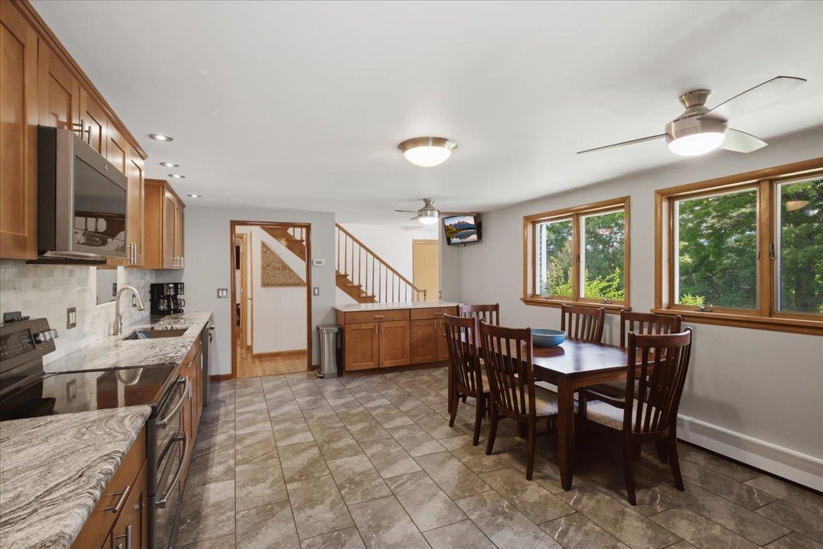 811 Middle Pownal Road Bennington, VT 05201 - Photo 2 of 37