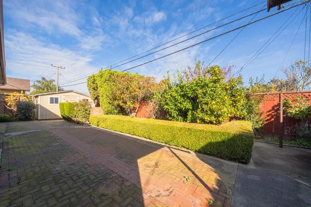 a view of back yard of the house
