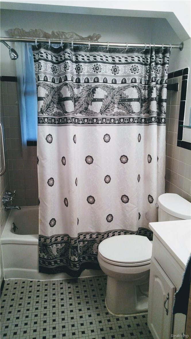 9667 Ruth Avenue Allen Park, MI 48101 - Photo 9 of 22 Bathroom