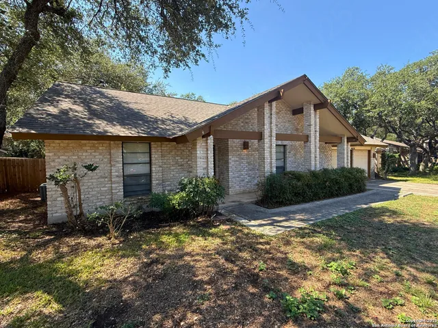 a view of a house with backyard and garden