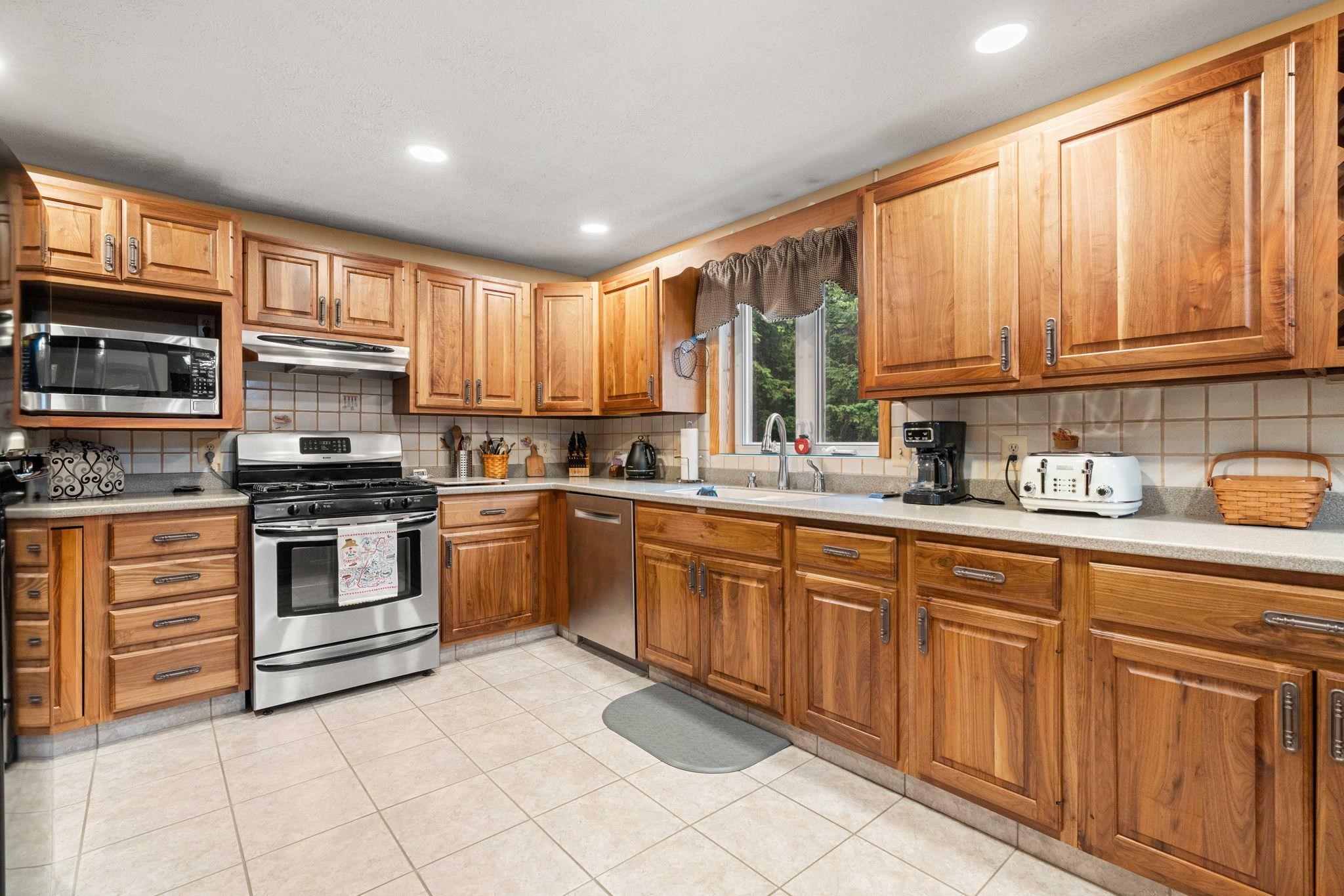 42 Thorndike Road Weare, NH 03281 - Photo 17 of 55 Gallery Image 17
