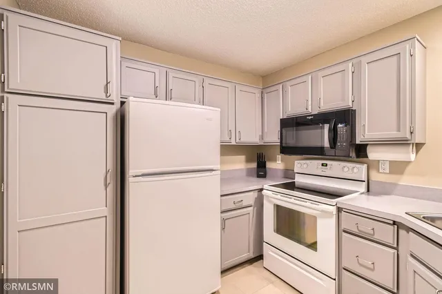 $172,000 | 3557 Blue Jay Way, Unit 102, Eagan, MN 55123