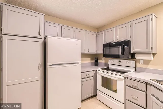 $174,900 | 3557 Blue Jay Way, Unit 102, Eagan, MN 55123