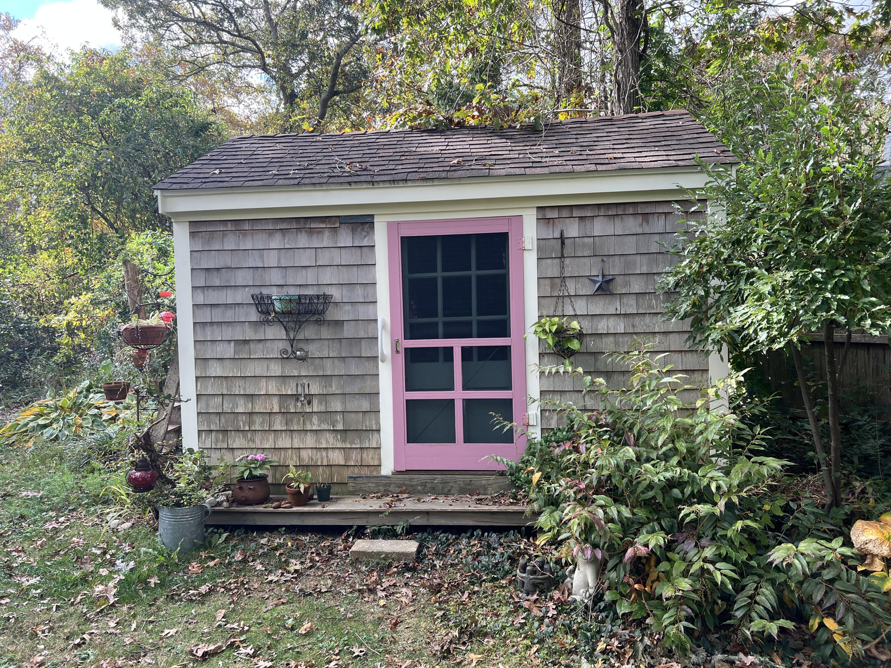 14 21st Street North Edgartown, MA 02539 - Photo 16 of 19 a front view of a house with garden