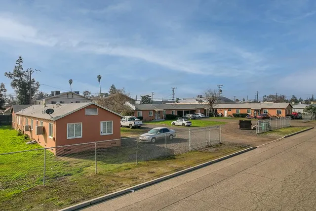 $1,399,000 | 2702 East Hedges Avenue, Fresno, CA 93703