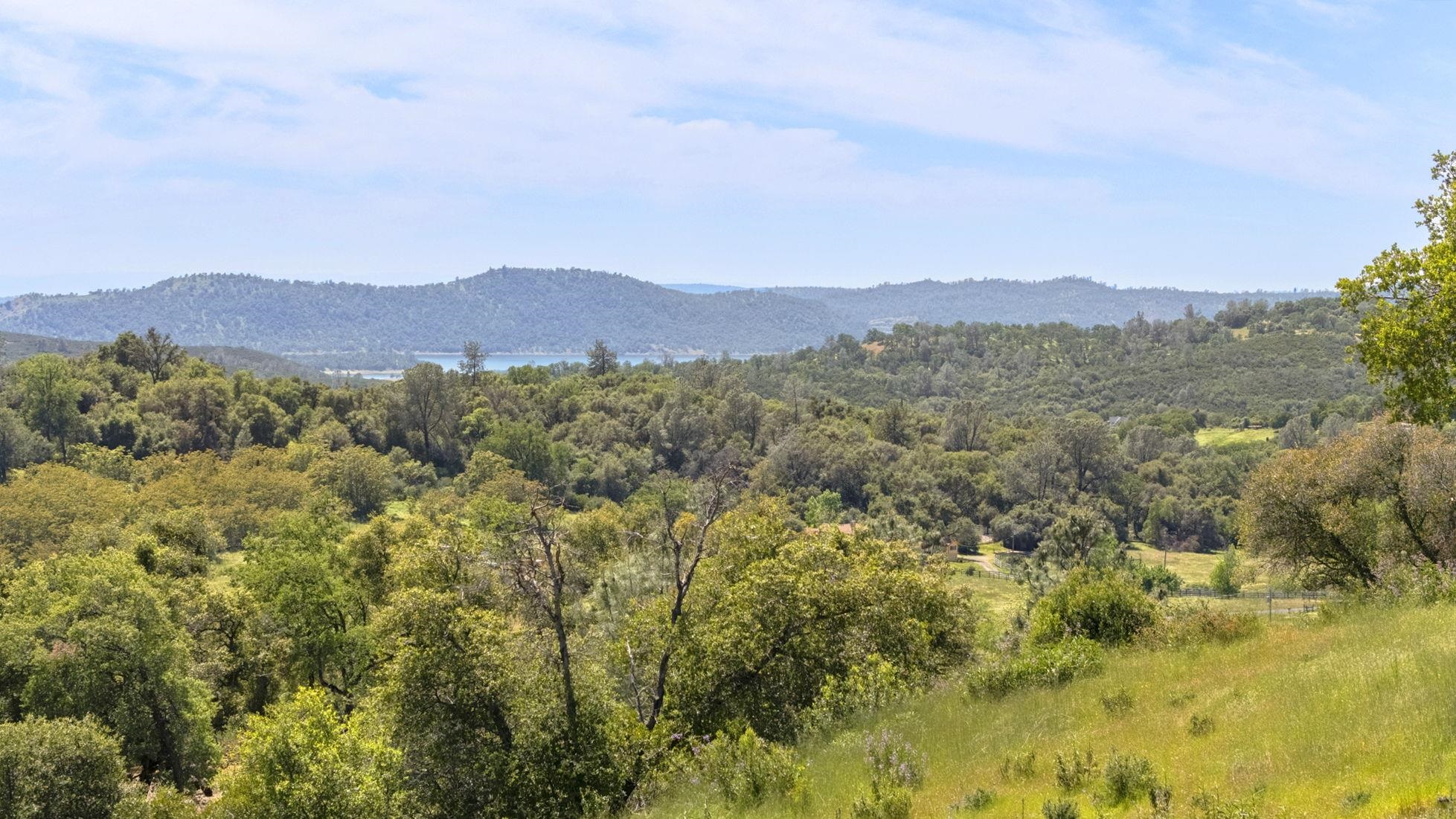 9082 Fraguero Road Sonora, CA 95370 - Photo 12 of 12 a view of a city with mountain