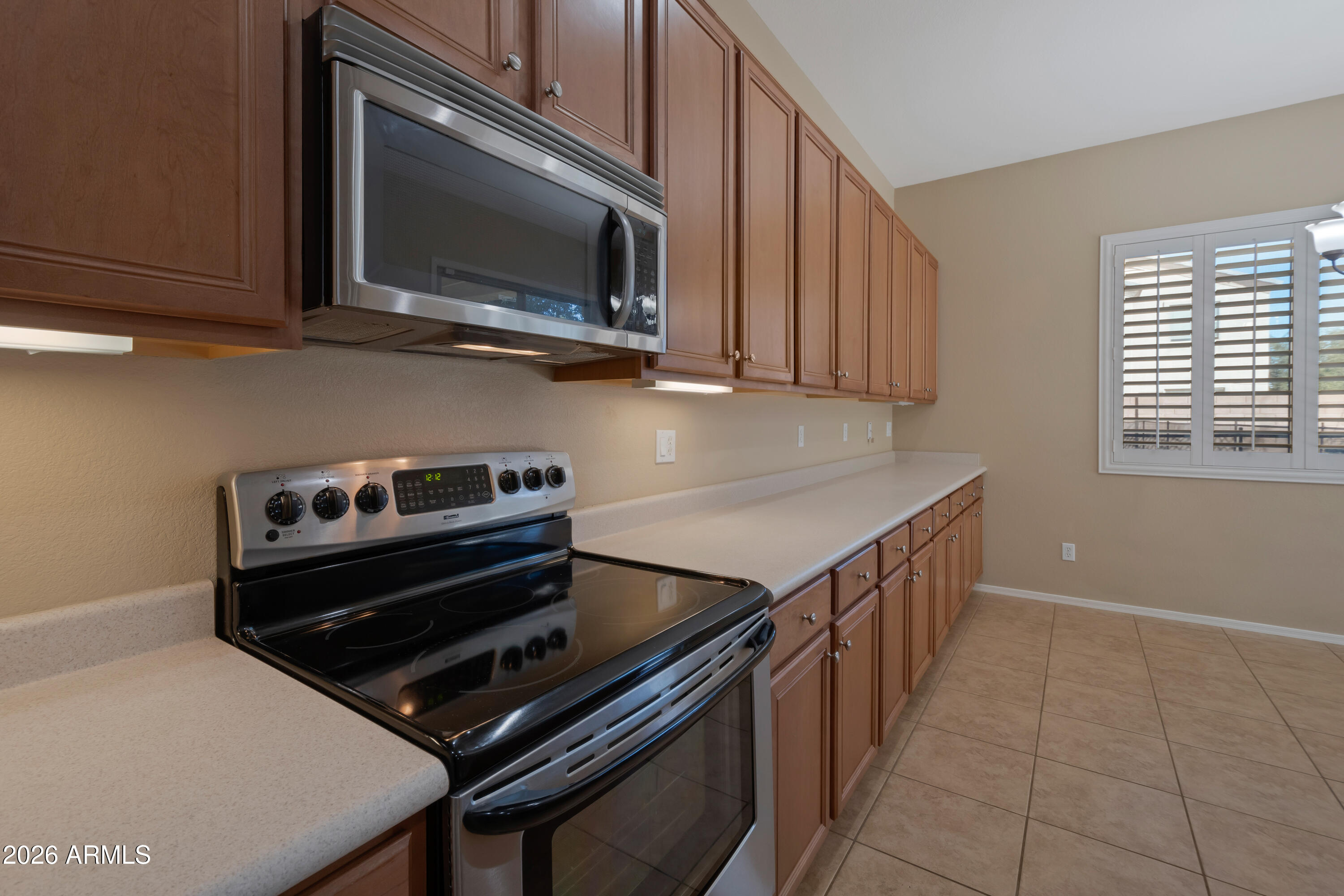 1912 East Flintlock Way Chandler, AZ 85286 - Photo 14 of 34 a kitchen with a stove microwave and sink