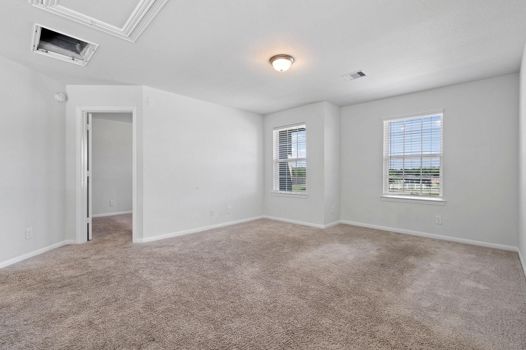 5319 Rivers Edge Drive Richmond, TX 77469 - Photo 15 of 23 an empty room with windows and closet