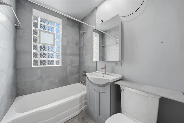 $199,000 | 2429 West Farragut Avenue, Unit 2B, Chicago, IL 60625