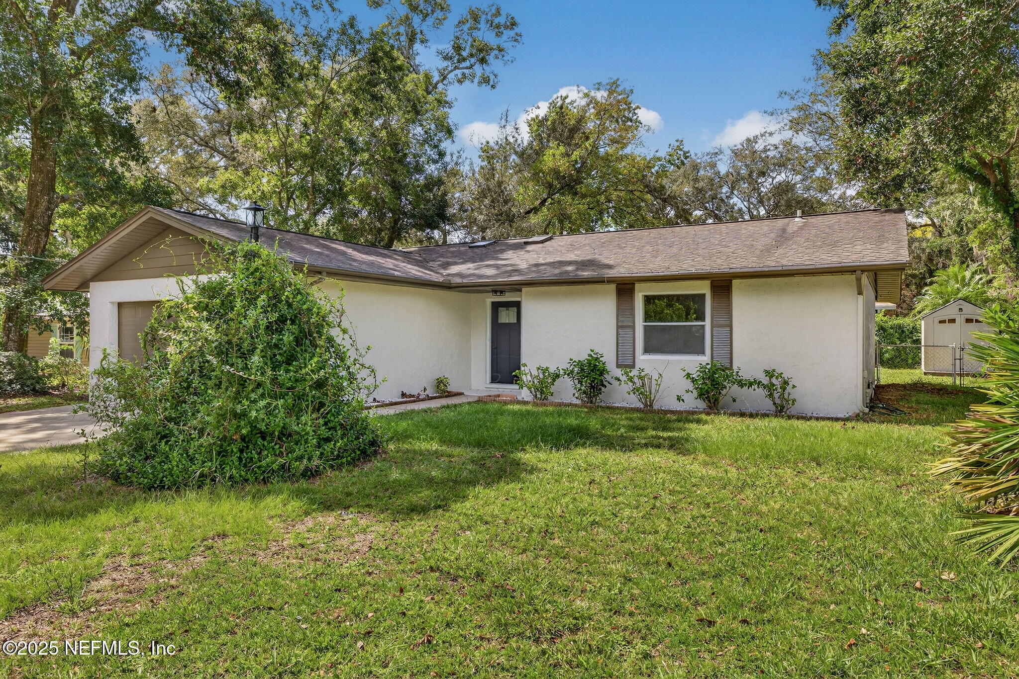 258 Wisteria Road St. Augustine, FL 32086 - Photo 4 of 33 a house view with a garden space