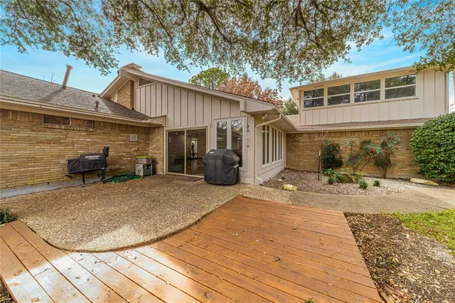 a view of a house with backyard