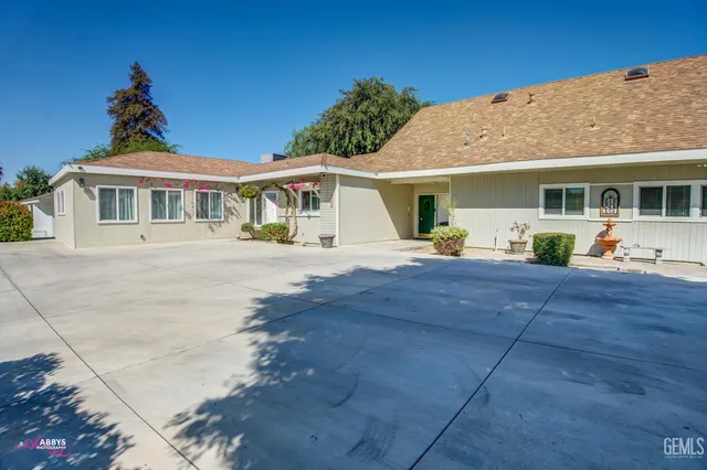 a view of a yard in front of house