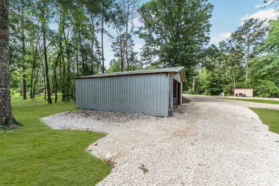 16465 Hickory Road Conroe, TX 77302 - Photo 10 of 42 a backyard of a house with lots of green space