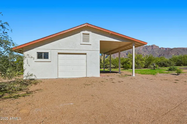a view of a house with backyard and a garden