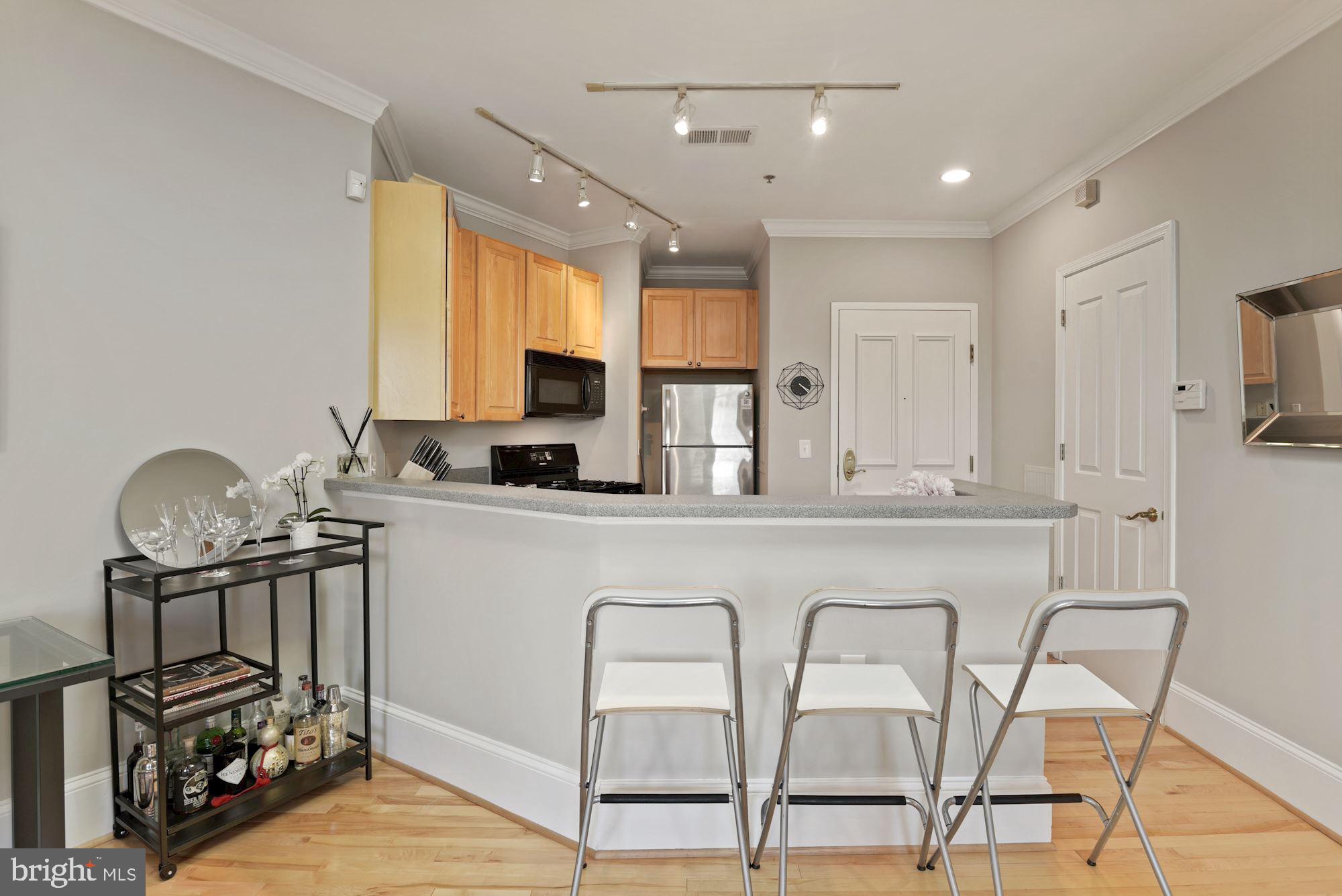 20 Logan Circle Northwest, Unit 32 Washington, DC 20005 - Photo 5 of 12 Kitchen with breakfast bar