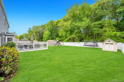 $899,999 | 20 Canterbury Court, Oakdale, NY 11769