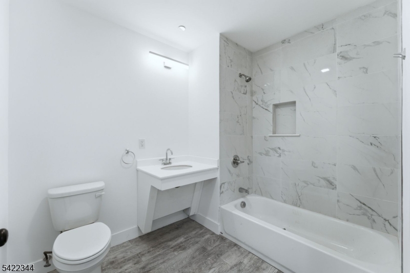95 Shepherd Lane, Unit B302 Totowa, NJ 07512 - Photo 12 of 24 a bathroom with a toilet a sink and bathtub