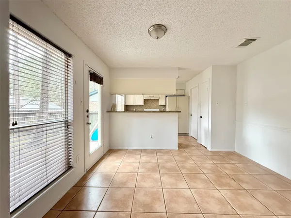 $1,800 | 6 Maywind Court, The Woodlands, TX 77381