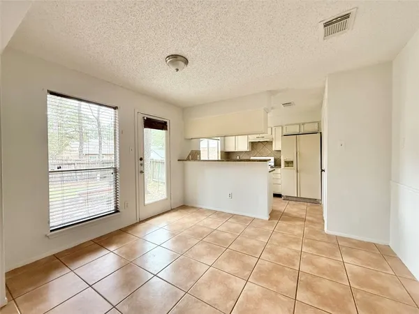 $1,800 | 6 Maywind Court, The Woodlands, TX 77381