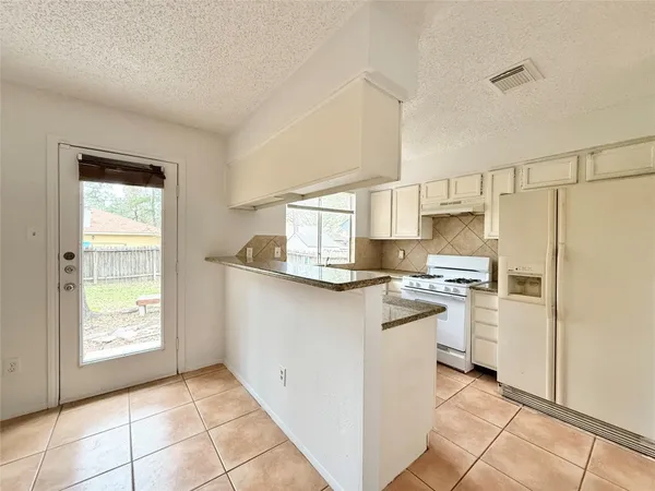 $1,800 | 6 Maywind Court, The Woodlands, TX 77381