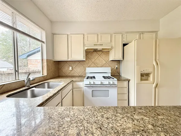 $1,800 | 6 Maywind Court, The Woodlands, TX 77381
