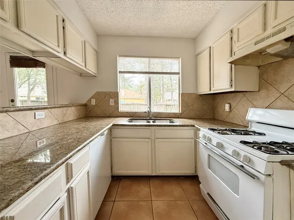 $1,800 | 6 Maywind Court, The Woodlands, TX 77381