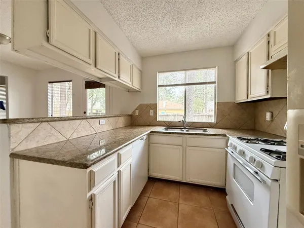 $1,800 | 6 Maywind Court, The Woodlands, TX 77381