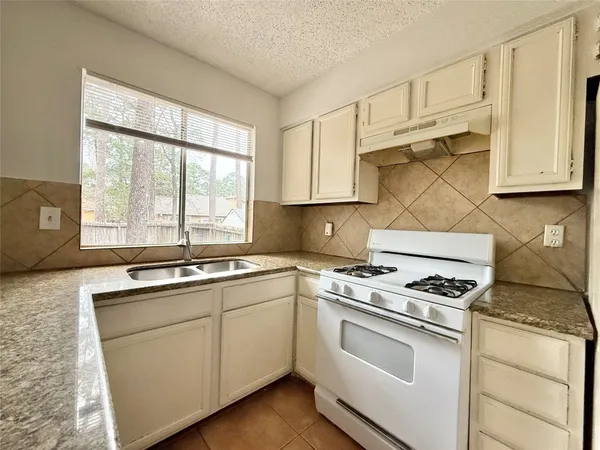 $1,800 | 6 Maywind Court, The Woodlands, TX 77381