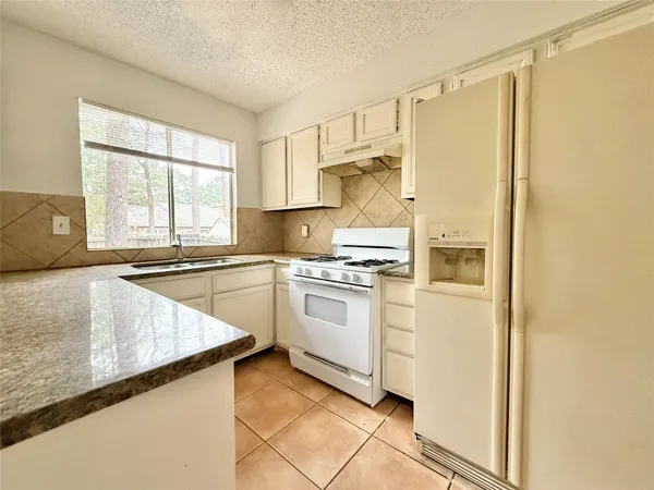 $1,800 | 6 Maywind Court, The Woodlands, TX 77381