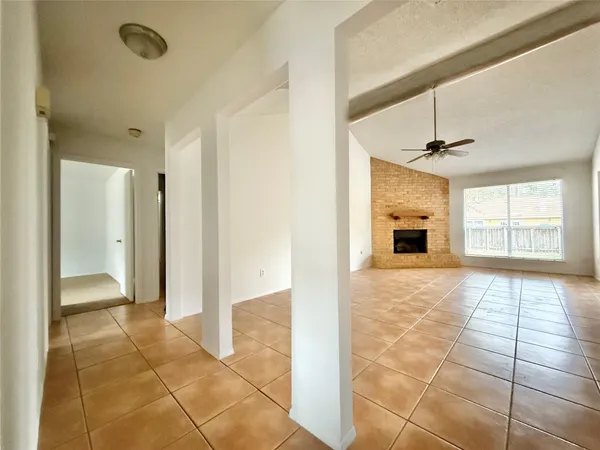 $1,800 | 6 Maywind Court, The Woodlands, TX 77381