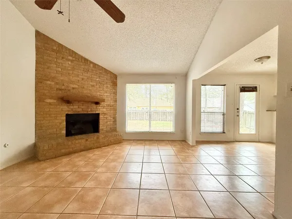 $1,800 | 6 Maywind Court, The Woodlands, TX 77381