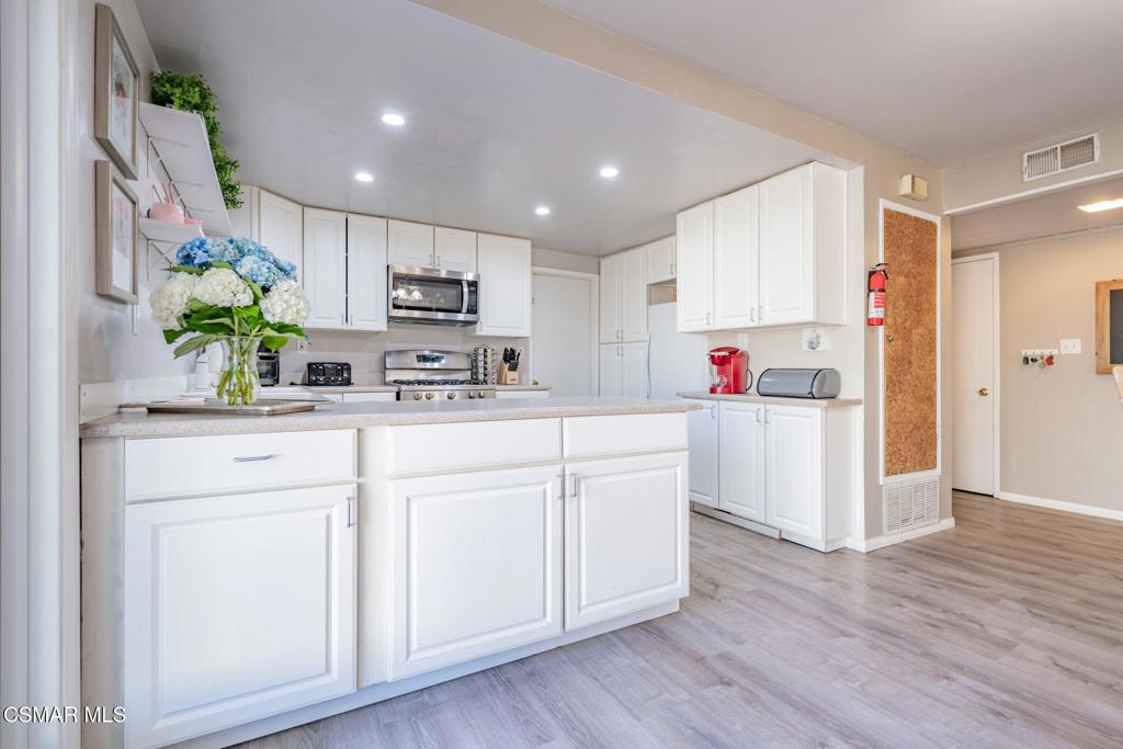 2145 Cochran Street Simi Valley, CA 93065 - Photo 7 of 38