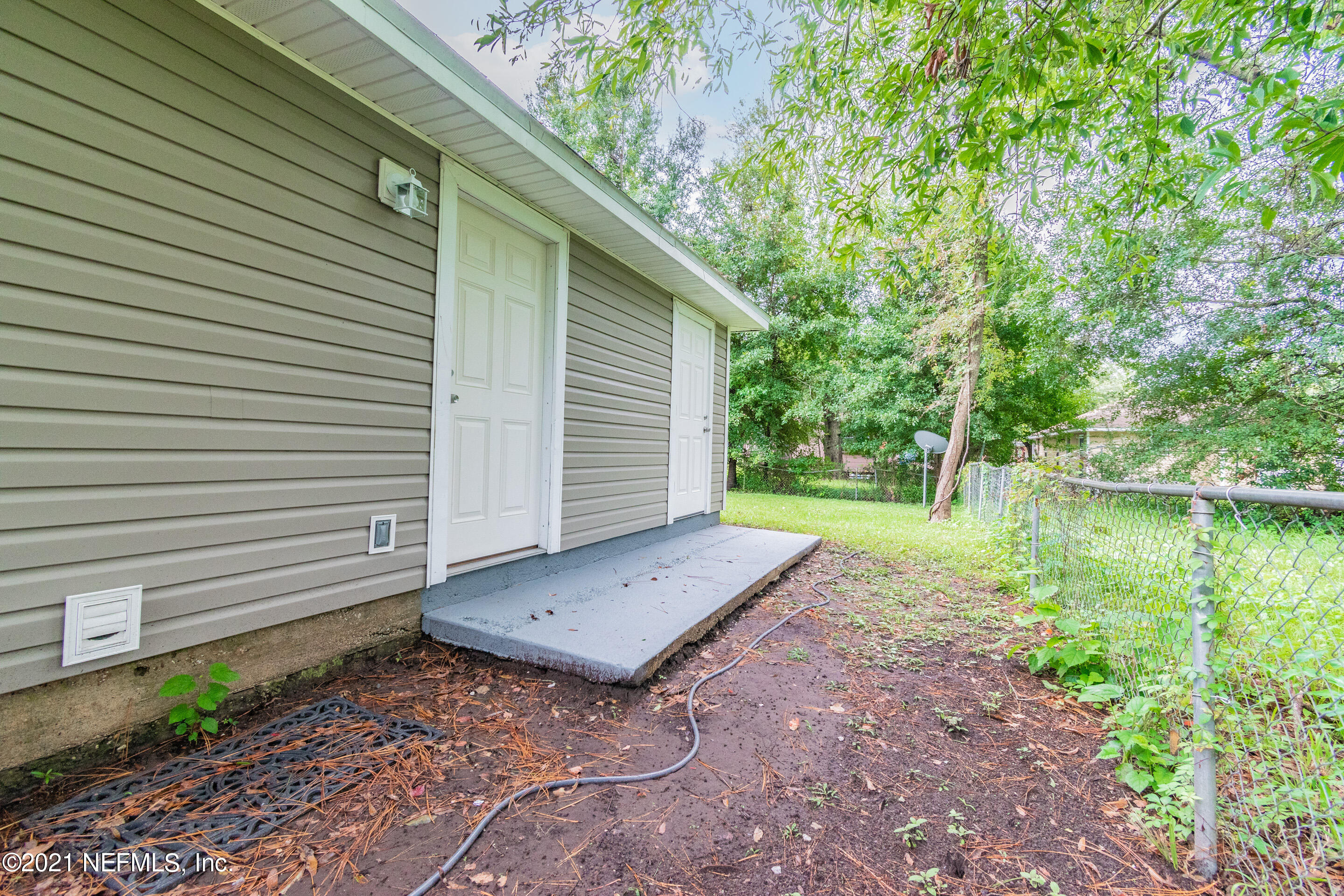 2154 Brooklyn Road Jacksonville, FL 32209 - Photo 33 of 37 a view of a backyard with a garden