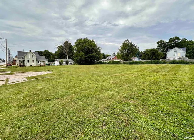 $18,500 | 153-175 North Henderson Street, Galesburg, IL 61401