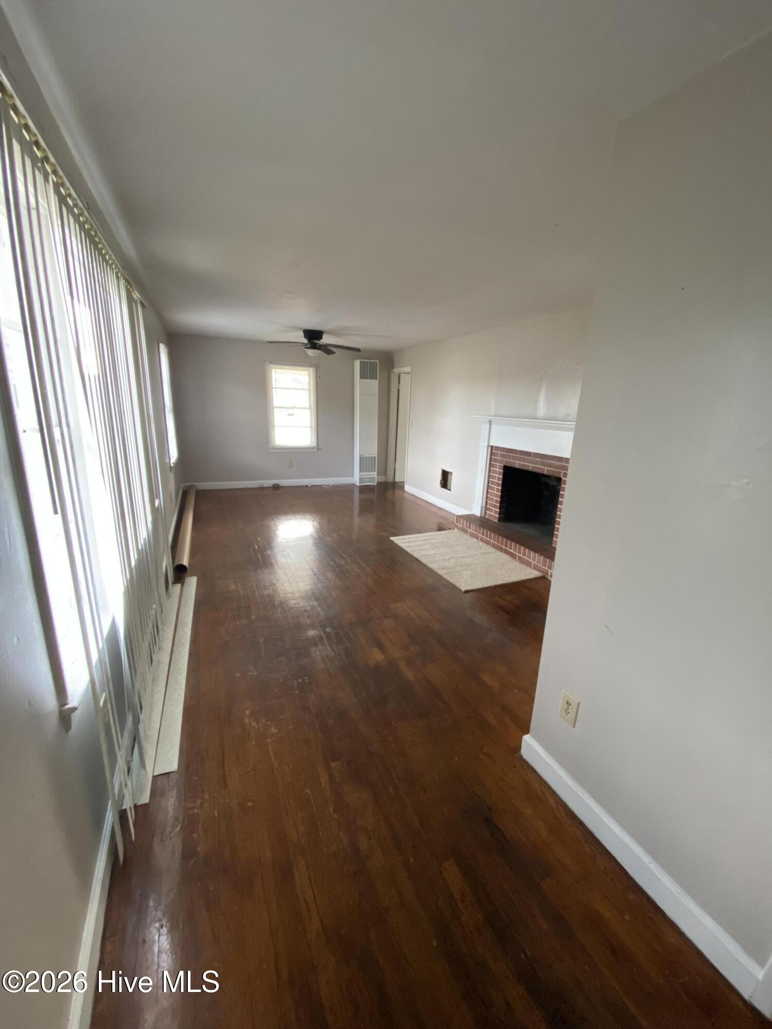 31 Abron Street Clinton, NC 28328 - Photo 12 of 29 Foyer/ Living room