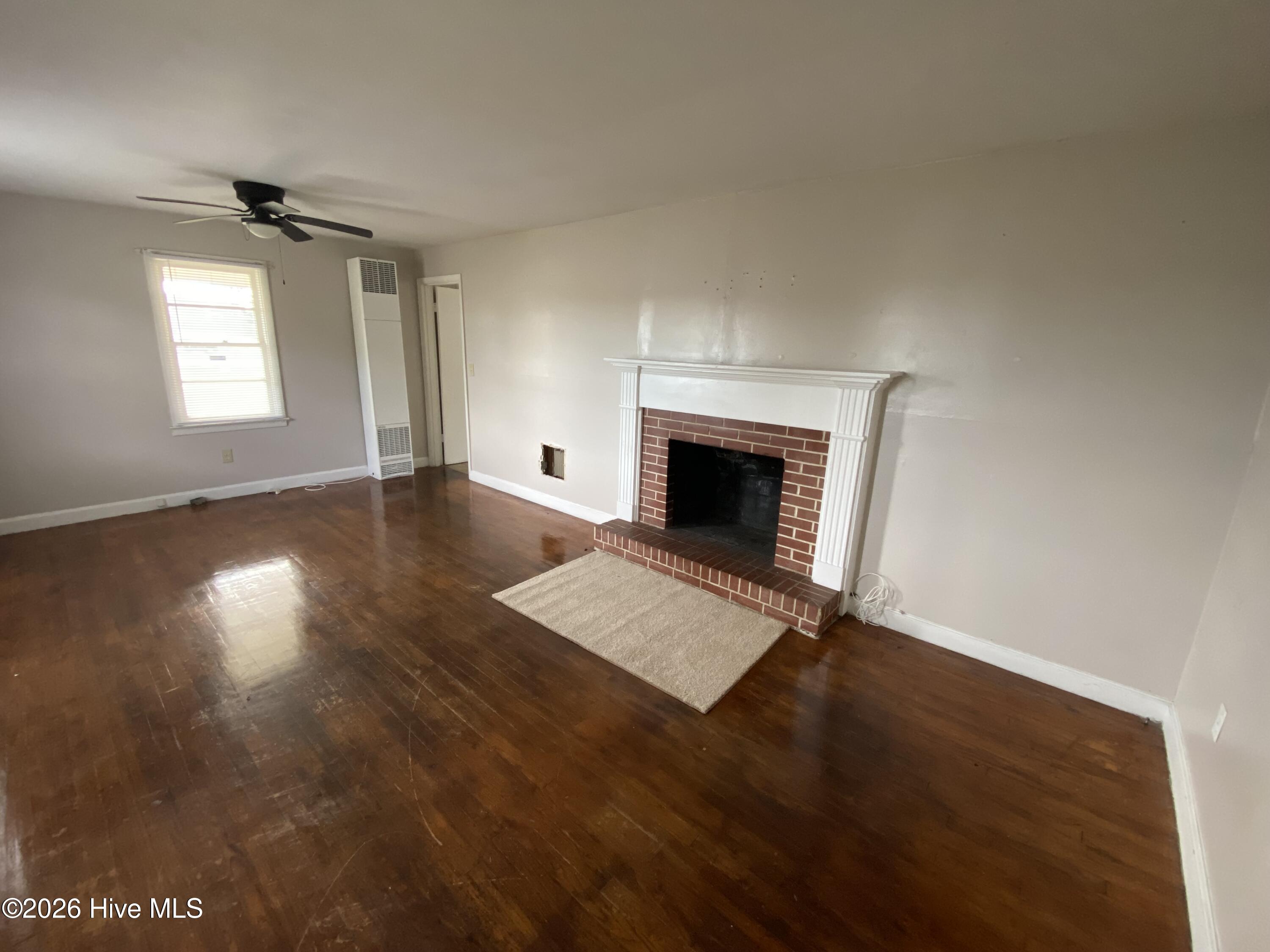31 Abron Street Clinton, NC 28328 - Photo 13 of 29 Living Room