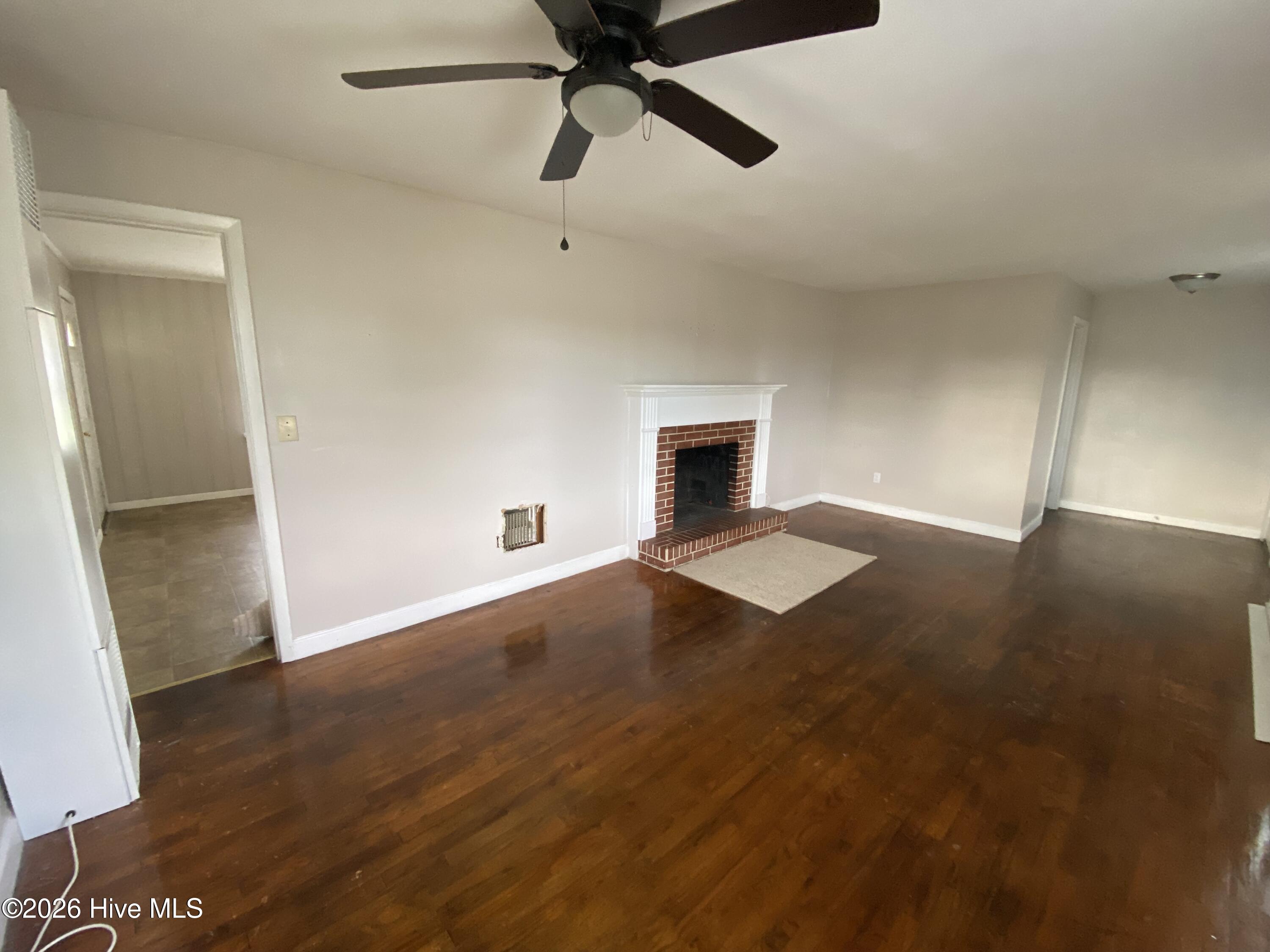 31 Abron Street Clinton, NC 28328 - Photo 14 of 29 Living room- view 2