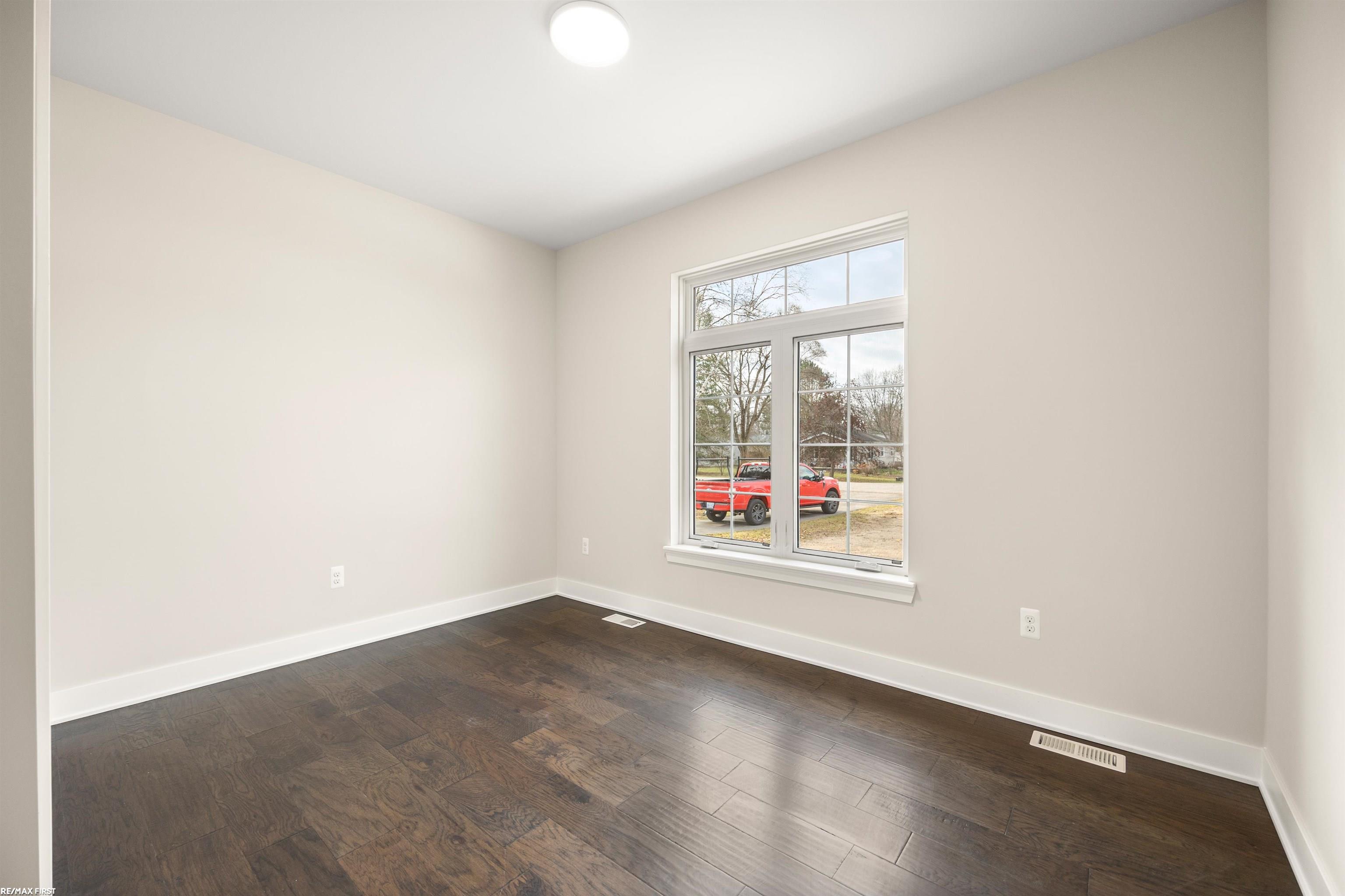 2547 Weaverton Rochester, MI 48307 - Photo 19 of 31 50130197-7638820e-3614-442a-a1eb-d1f934a2d018.JPG