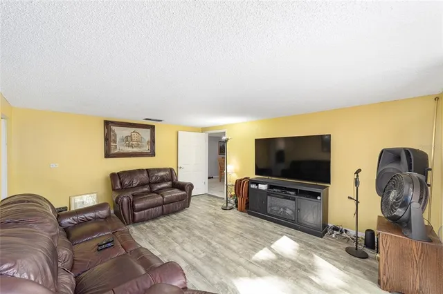 $325,000 | 7075 Southeast County Highway, Belleview, FL 34420