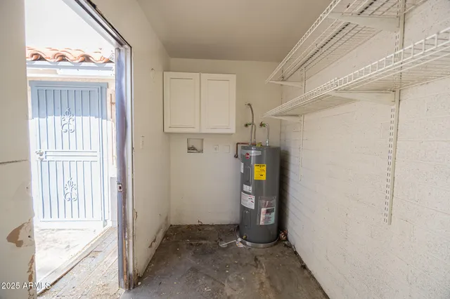 a view of empty room with window