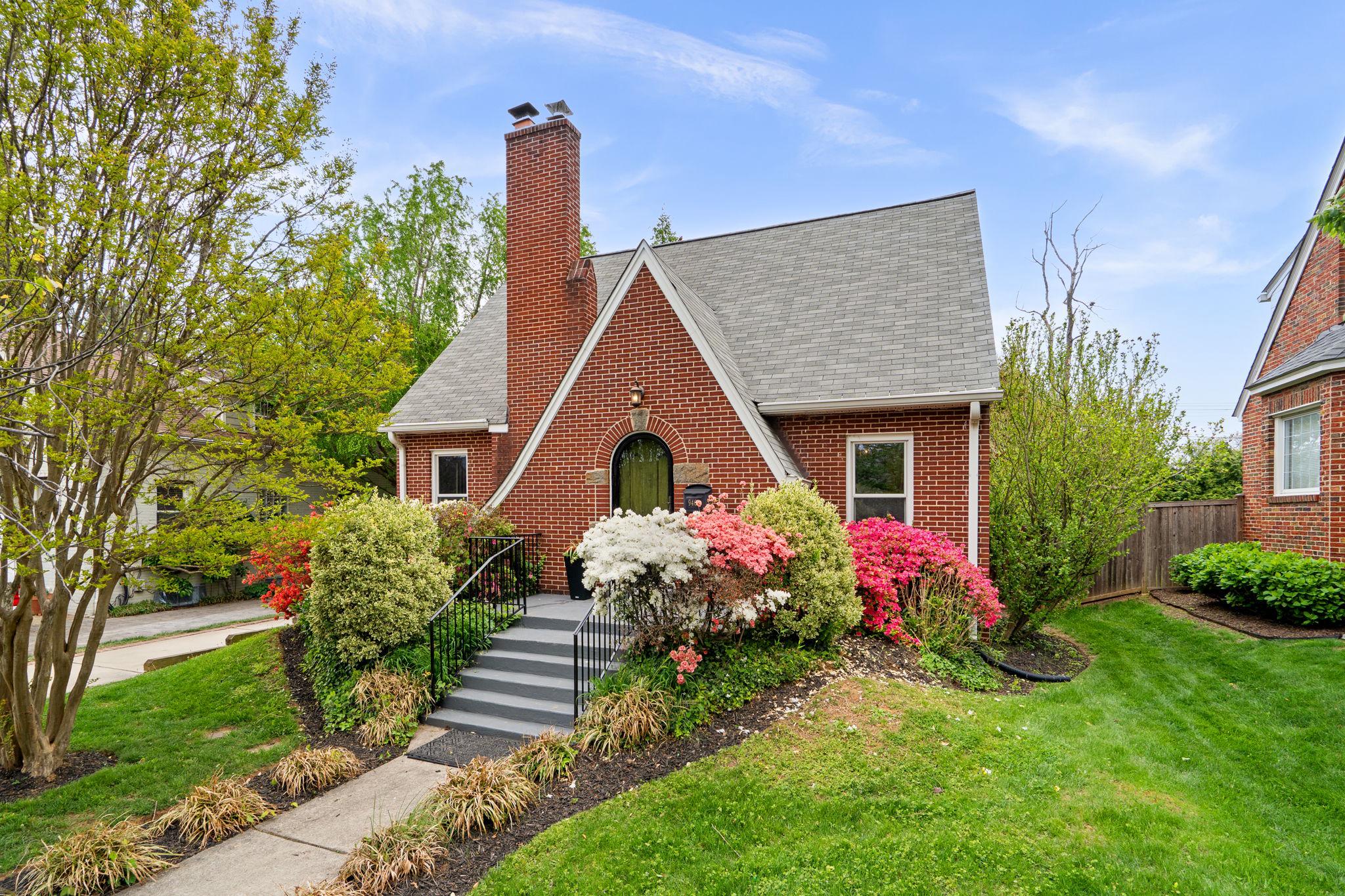 Welcome home to 9409 Garwood St!