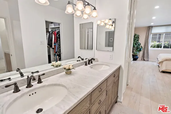 $5,720 | 838 South Barrington Avenue, Unit 203, Los Angeles, CA 90049